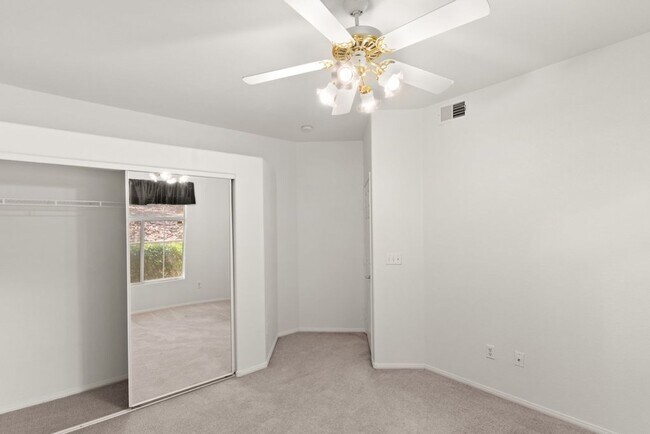 Building Photo - Beautiful 2 Bed 2 Bath ground floor condo in Guard Gated Green Valley Community. 1 Car garage!