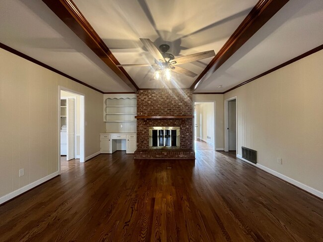 Building Photo - Beautiful Home!