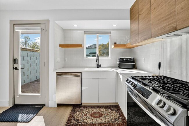 Building Photo - 3217 Oak Alley