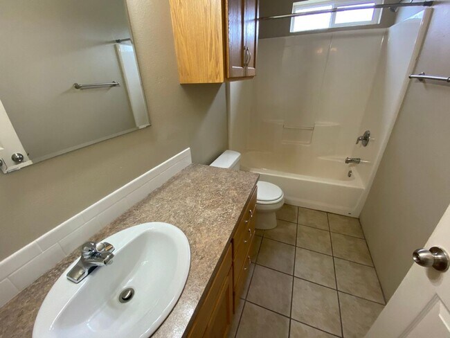 Building Photo - large 3 Bedroom 2.5 Bath Springfield duplex