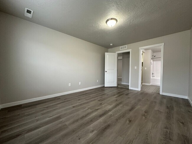 Building Photo - 3bed, 2bath, 1452sq.ft. 2-car garage home ...