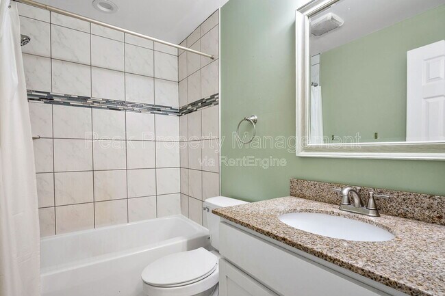 Building Photo - 819 Kinney St