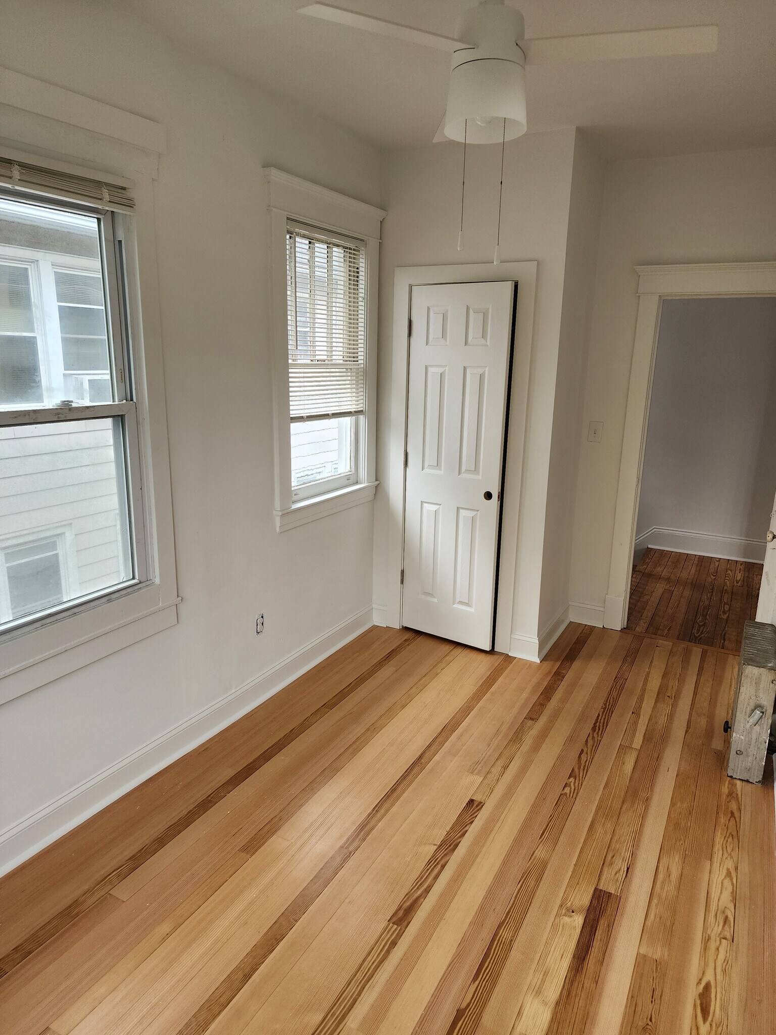Front bedroom pic 2 - 303 S 3rd Ave