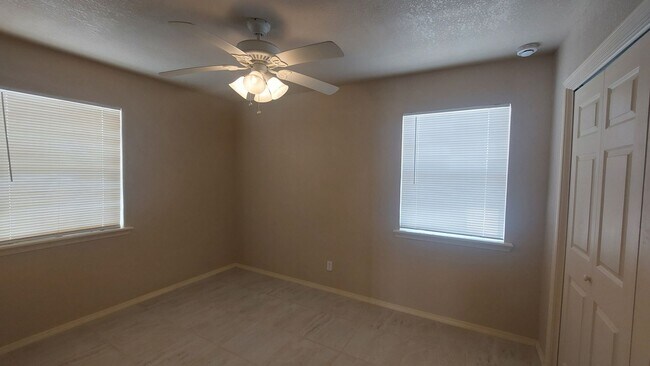 Building Photo - 4 bedroom 2 bathroom home ready now!!!!