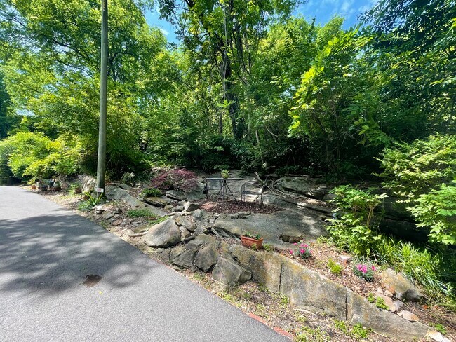 Building Photo - 3222 Country Club Rd