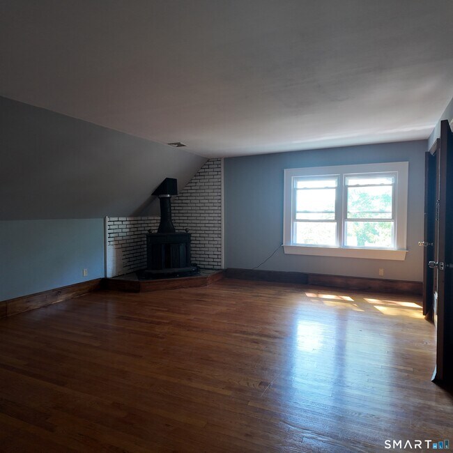 Building Photo - 553 Townsend Ave