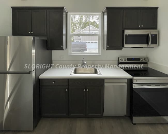 Building Photo - 1039 Forest St