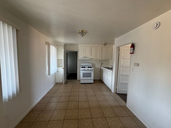 Building Photo - 4006 Mennes Ave
