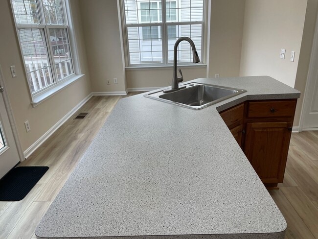 Building Photo - Elegant And Spacious 3 Bed 3.5 Bath Townhome In Vibrant Loudon Parkway Center