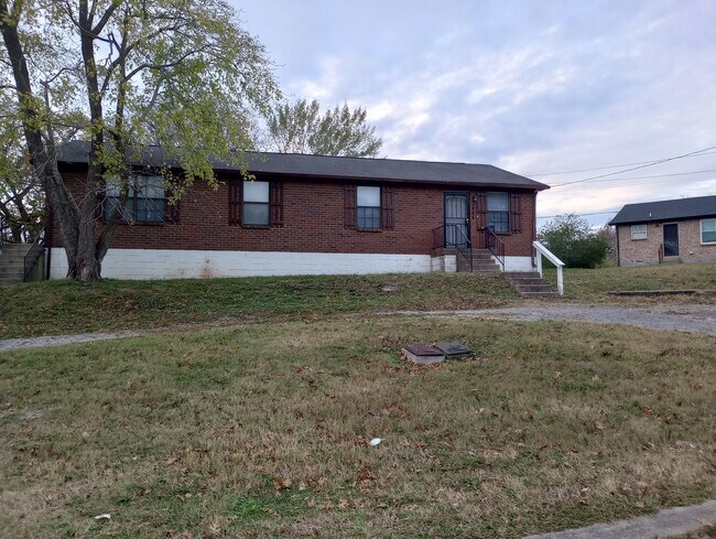 2 bedroom apartment - 2404 Woodale Ln