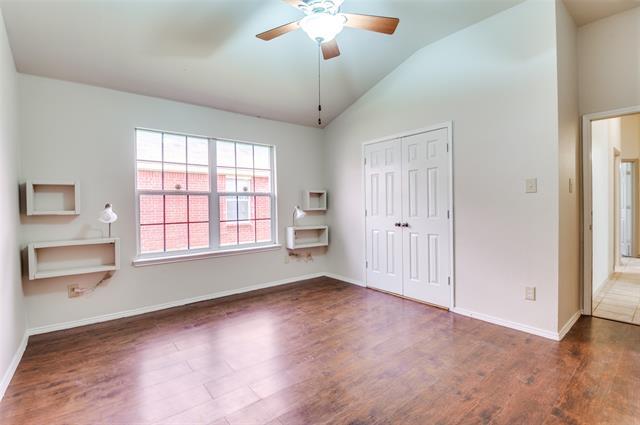 Building Photo - 915 Simi Dr