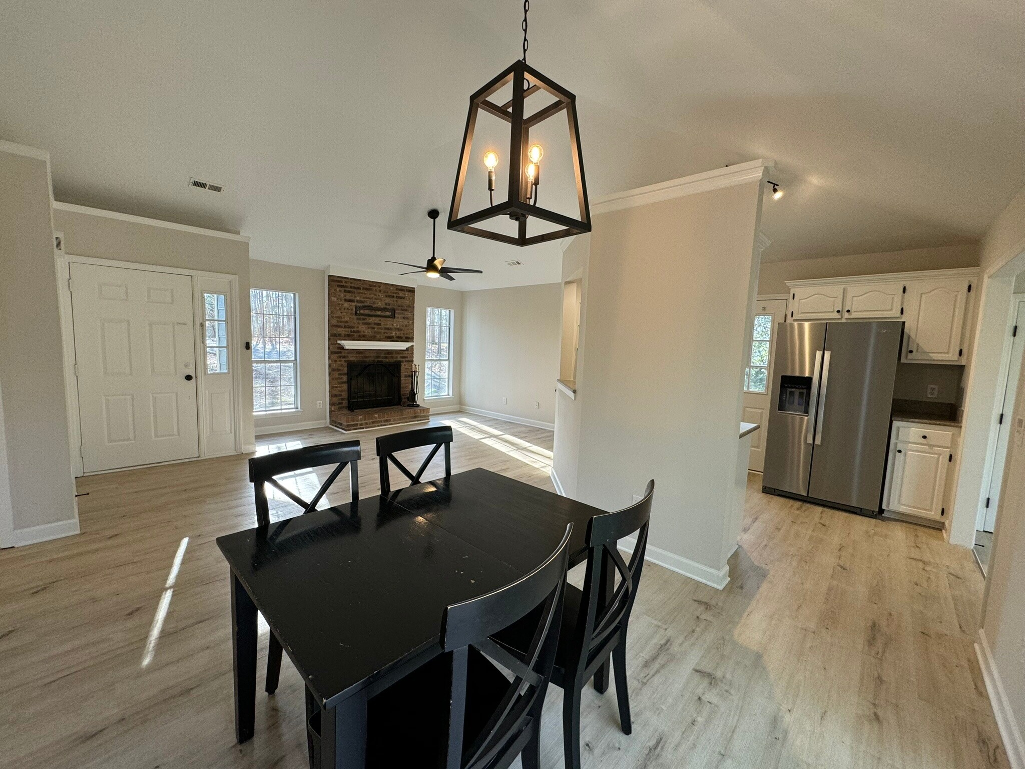 Dining area - 8017 Pine Oak Rd