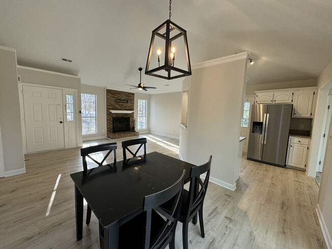 Dining area - 8017 Pine Oak Rd