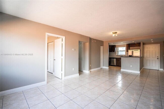 Building Photo - 2150 Bay Dr