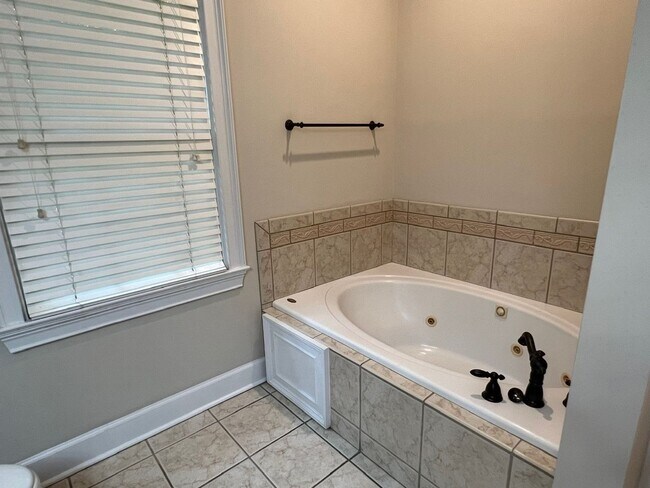 Building Photo - 714 Berry Ln