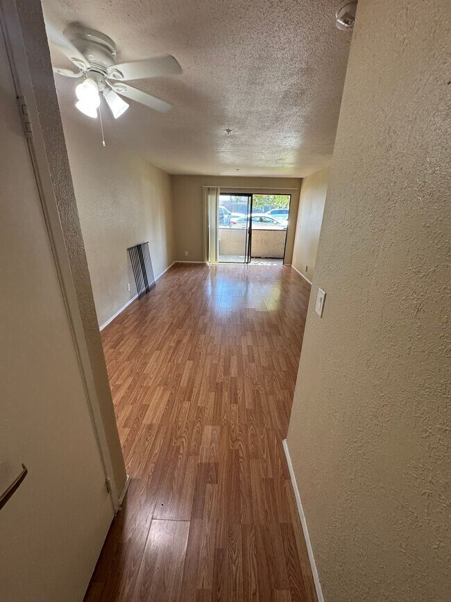 Building Photo - Condo 2 Bed / 2 Bath – In-Unit Laundry – C...