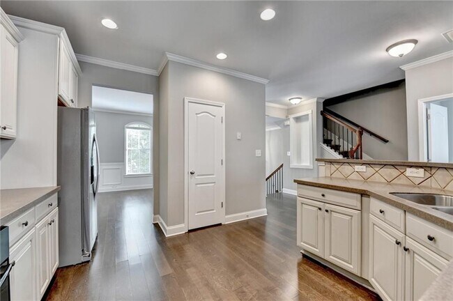 Building Photo - 812 Red Hart Ln