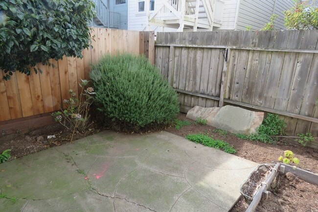 Building Photo - 2 Bedroom with VIEWS in Sunnyside Neighborhood