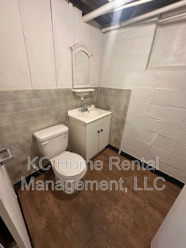 Building Photo - 10905 E 47th St