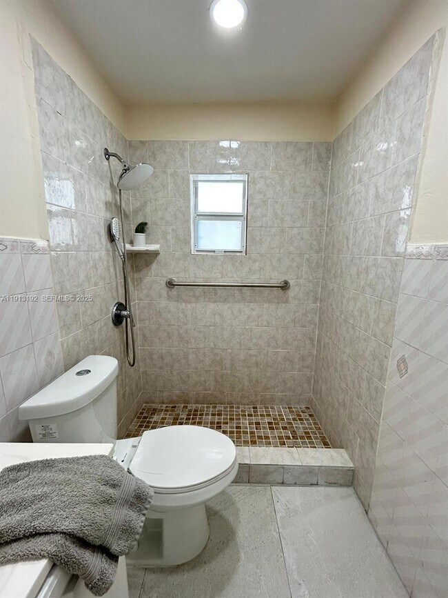 Building Photo - 610 E 8th Ave