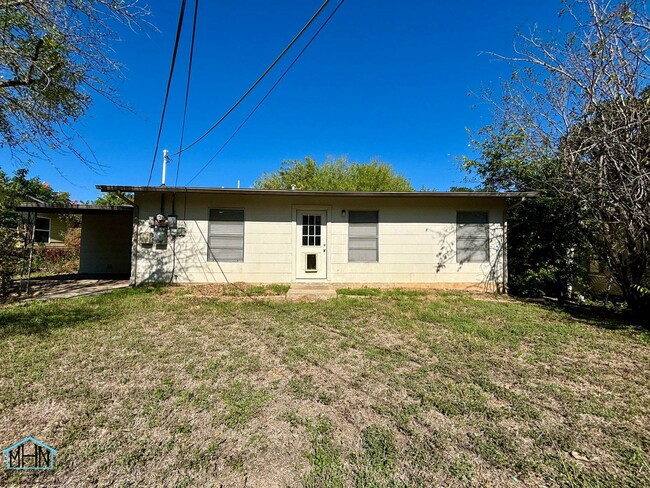 Building Photo - Charming 3 bed, 1 bath home in close proxi...