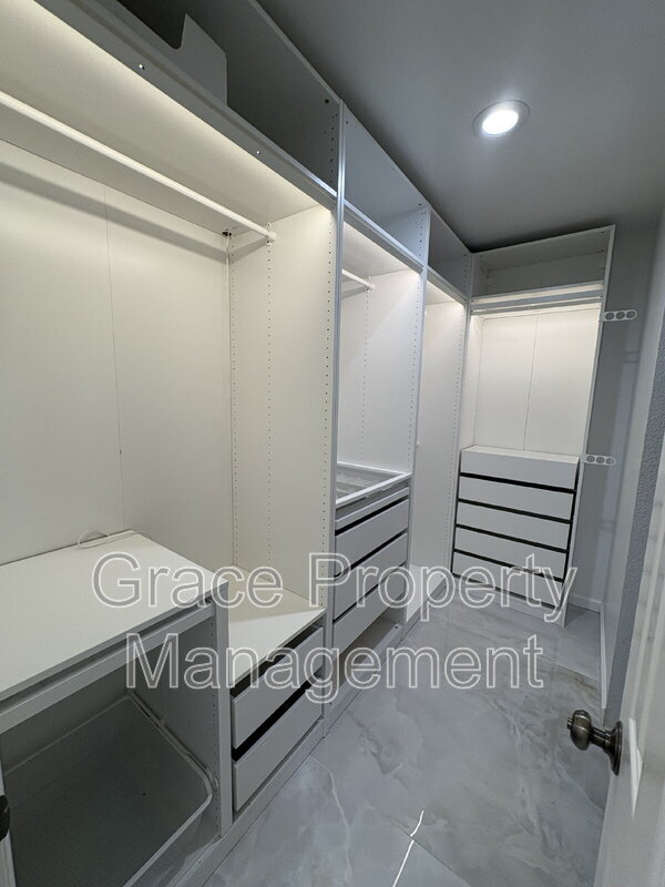 Building Photo - 352 Galapago St