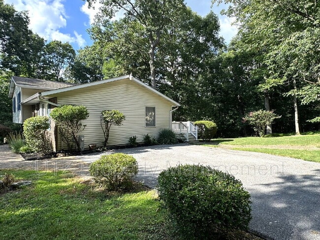Building Photo - 656 Alpine Ln