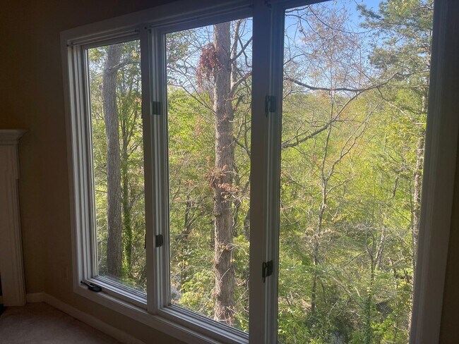 Building Photo - Spacious 2 Bed, 2 Bath Townhouse in Prime Hickory Location – 1,322 Sq. Ft.