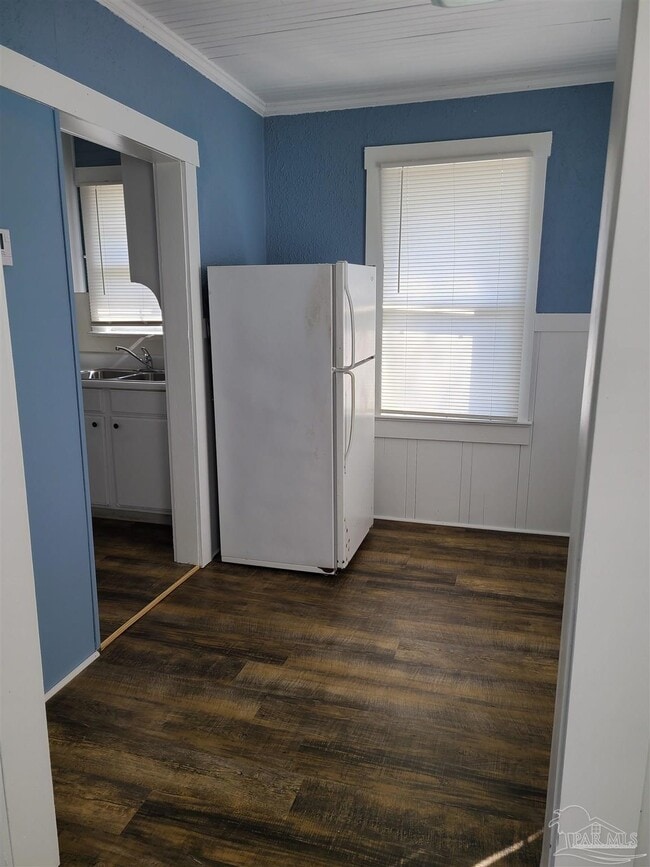 Building Photo - 2828 W Gonzalez St