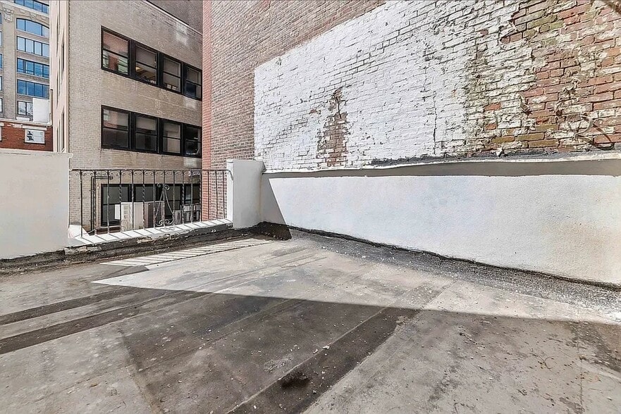 Building Photo - 20 E 13th St