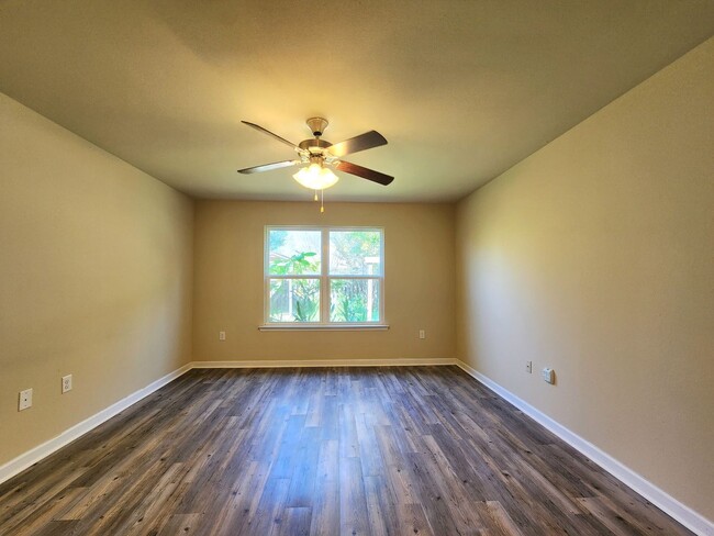 Building Photo - Hidden Lakes 3/2 available in Foley!