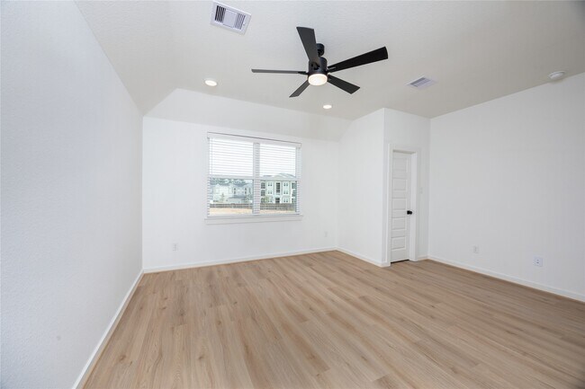 Building Photo - 2027 Longmire Villas Ct