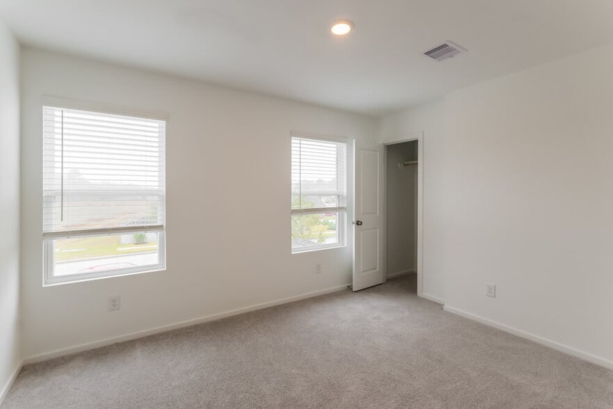 Building Photo - 2084 Cedar Way Dr