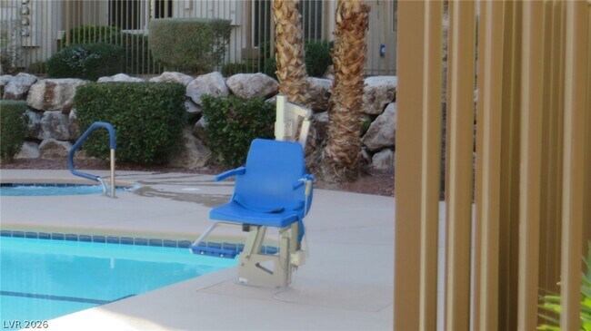 Building Photo - 2305 W Horizon Ridge Pkwy