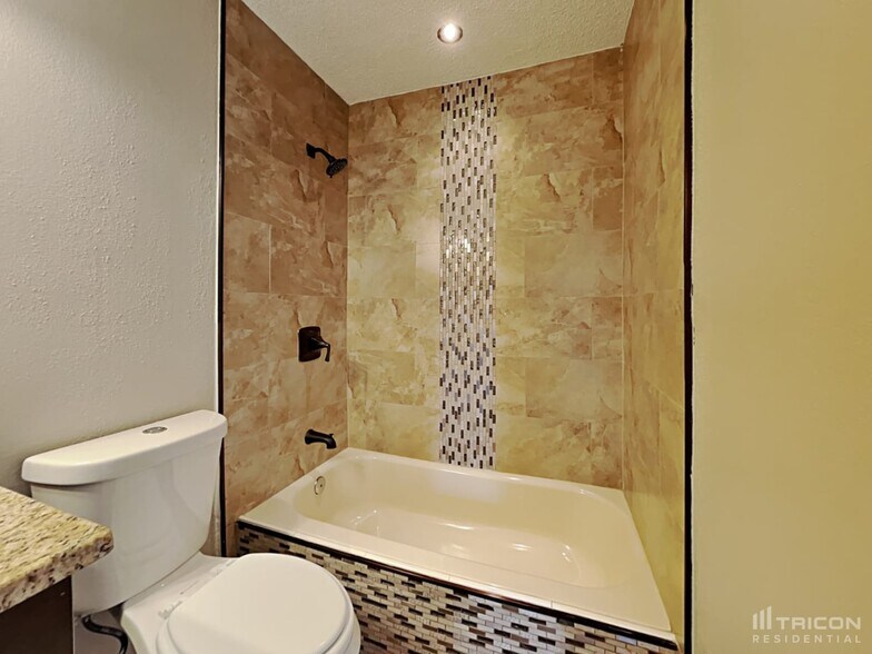 Building Photo - 1237 Edgerton Dr