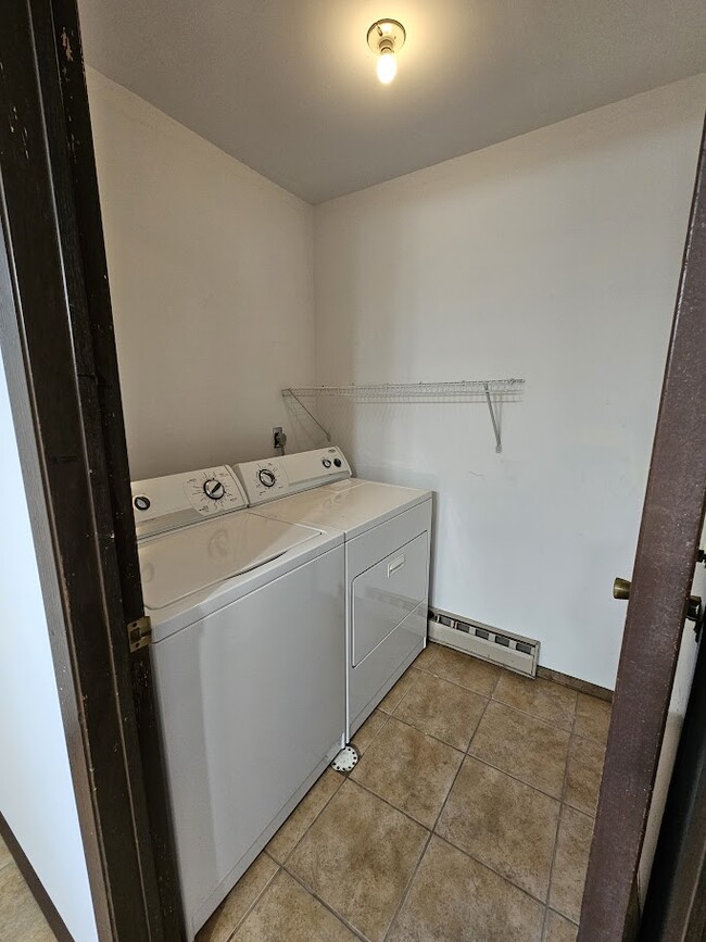 Building Photo - 915 Southgate Dr