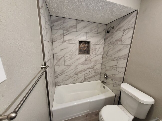 Building Photo - 2110 Redbud Ln