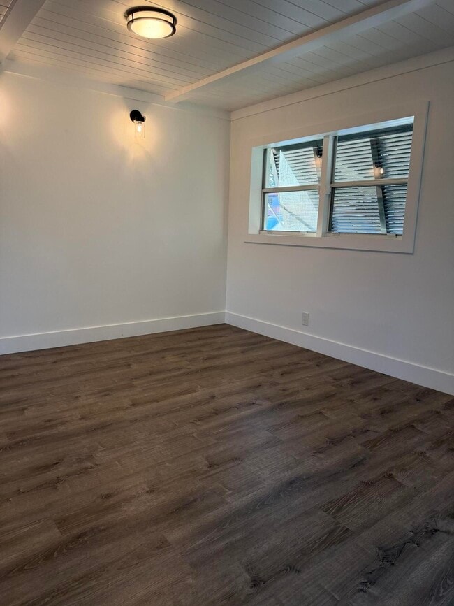 Building Photo - 474 NE 38th St