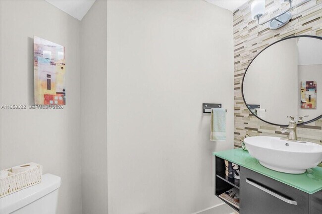 Building Photo - 1820 Vista Way