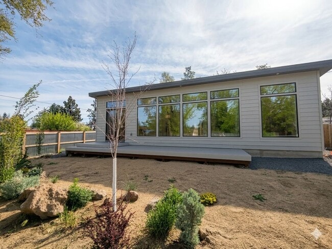 Building Photo - Fully Fenced Private Single-Level 2x2 Retreat in Bend with Bonus Office Nook!