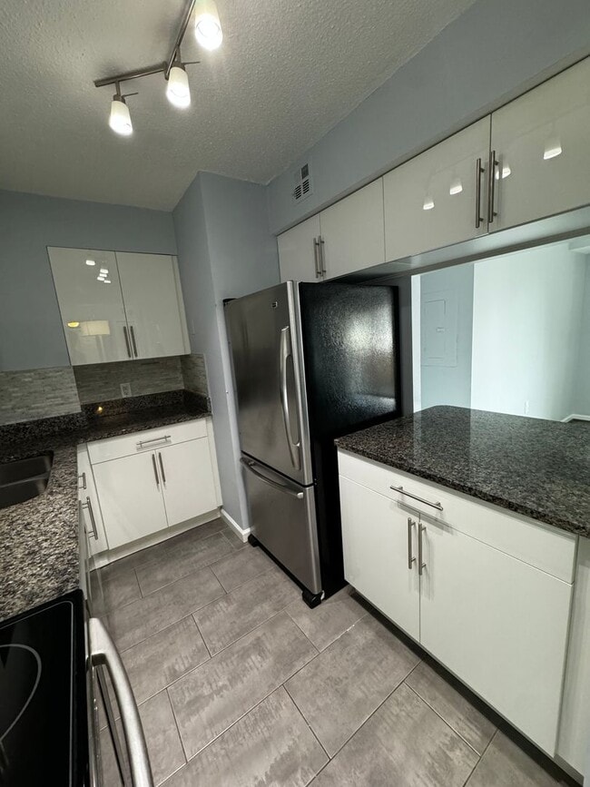 Building Photo - Urban Living at Its Finest: Spacious 2BR, 2BA Condo in Courthouse
