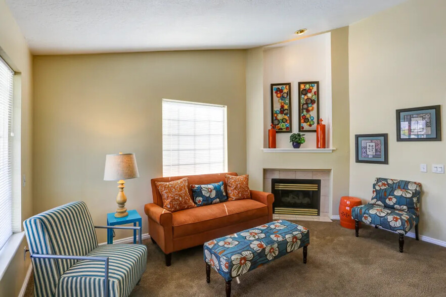 Living Room - Sterling Pointe Apartments