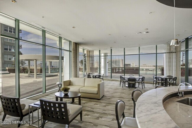 Building Photo - 1431 Riverplace Blvd