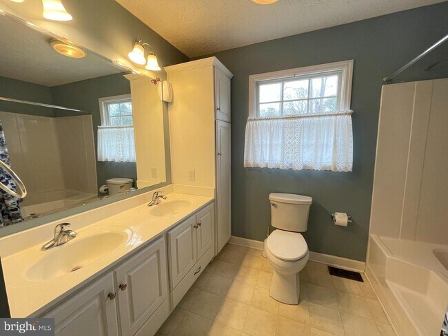 Building Photo - 588 Wakefield Dr