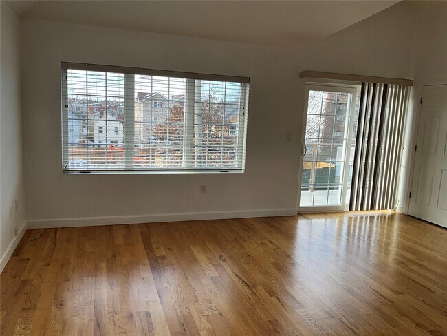 Primary Photo - 258 Buttrick Ave