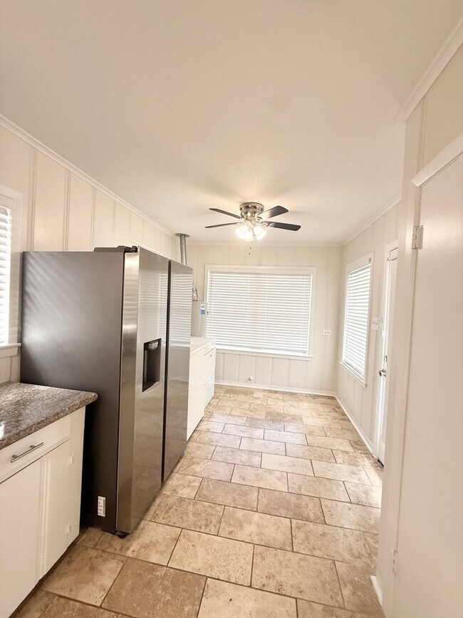 Building Photo - GAL13