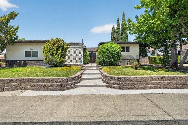 Building Photo - 648 San Lorenzo St