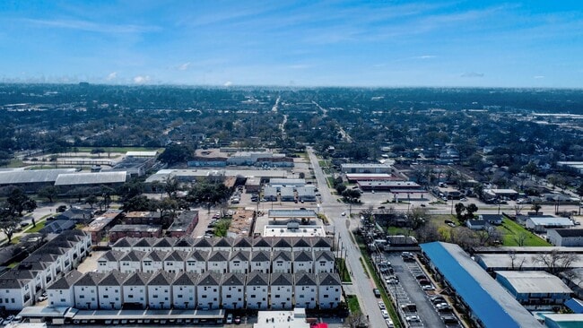 Building Photo - 8320 Brecha Ln