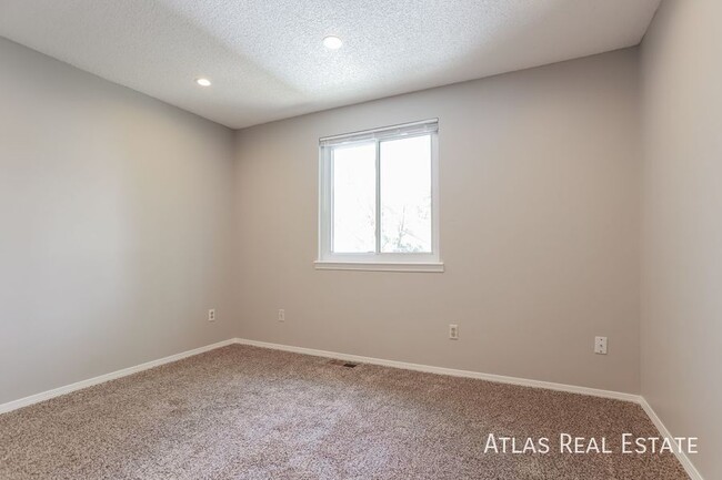 Building Photo - Stunning 3-Bedroom Home in Aurora – Your P...