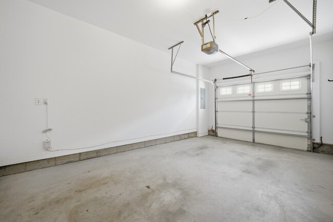 Building Photo - 3135 Patrick Henry Dr
